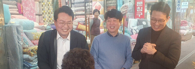 이준석 국민의힘 전 대표(가운데)가 3월 5일 경남 창원시 부림시장을 찾아 천하람 당대표 후보(왼쪽) 지지를 호소하고 있다. [뉴시스]