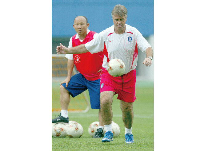 거스 히딩크 당시 축구 국가대표팀 감독과 박항서 국가대표팀 코치가 2002년 6월 20일 월드컵 국가대표팀 훈련 중 선수들에게 공을 차주고 있다. [동아DB]