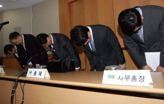 2011년 7월 11일 대한축구협회 관계자들이 승부조작 예방 대책 및 제도 개선안을 발표했다. 이 사건으로 K리그 등록선수 648명 가운데 10%에 달하는 50여 명이 검찰에 기소됐다. [동아DB]