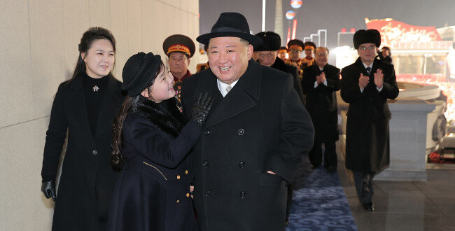 2월 8일 평양 김일성광장에서 김정은 노동당 총비서가 조선인민군 창건일 75주년 열병식을 마치고 딸 김주애, 부인 리설주와 함께 걷고 있다. [뉴스1]