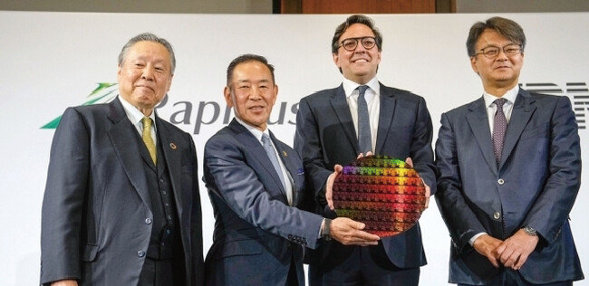  IBM과 2나노 반도체 기술 제휴하는 라피더스. 왼쪽에서 두 번째가 히가시 데쓰로 회장. [라피더스 홈페이지]