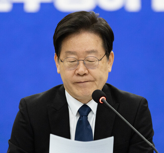 이재명 더불어민주당 대표는 3월 10일 경기 수원시 경기도의회에서 열린 현장 최고위원회의에서 경기도지사 시절 비서실장을 지낸 전형수(64) 씨가 전날 사망한 데 대해 “검찰의 과도한 압박 수사 때문에 생긴 일이지, 이재명 때문인가. 수사당하는 게 제 잘못이냐”고 주장했다. [뉴스1]