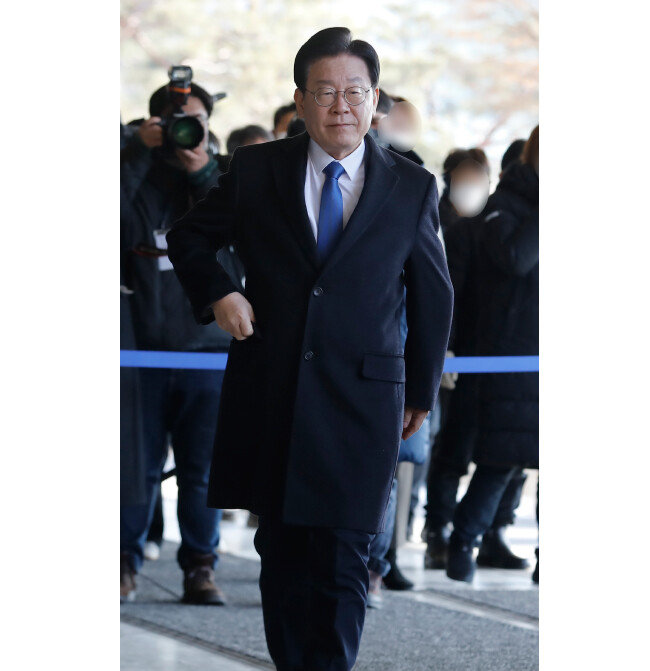 이재명 더불어민주당 대표가 1월 28일 서울 서초구 서울중앙지방검찰청에 대장동 개발 비리 의혹 사건 피의자 신분으로 출석하고 있다. [대통령실사진기자단]