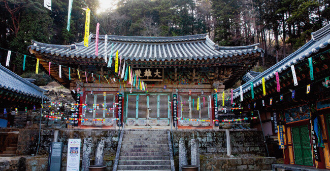 경남 유형문화재 제132호로 지정된 옥천사 대웅전. 