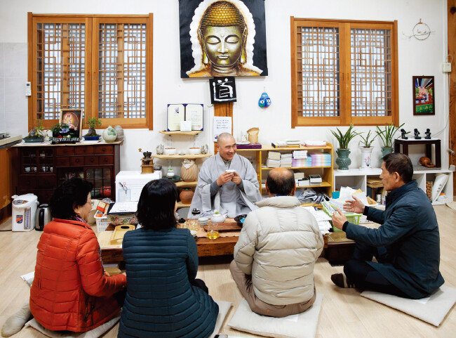 옥천사 주지 마가 스님이 내방객과 차담을 나누고 있다. 