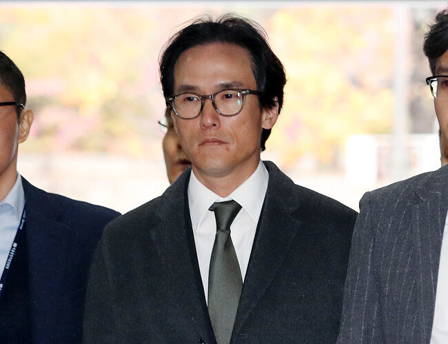 계열사 부당 지원 및 회사자금 횡령 의혹을 받는 조현범 한국타이어앤테크놀로지 회장이 3월 8일 서울 서초구 서울중앙지법에서 구속 전 피의자 심문(영장실질심사)을 받기 위해 출석하고 있다. [뉴시스]