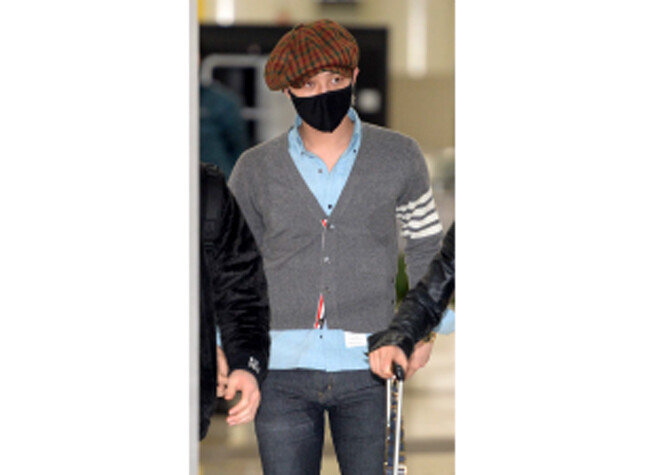 2014년 3월 톰 브라운 카디건을 입고 입국 중인 지드래곤. [뉴시스 ]