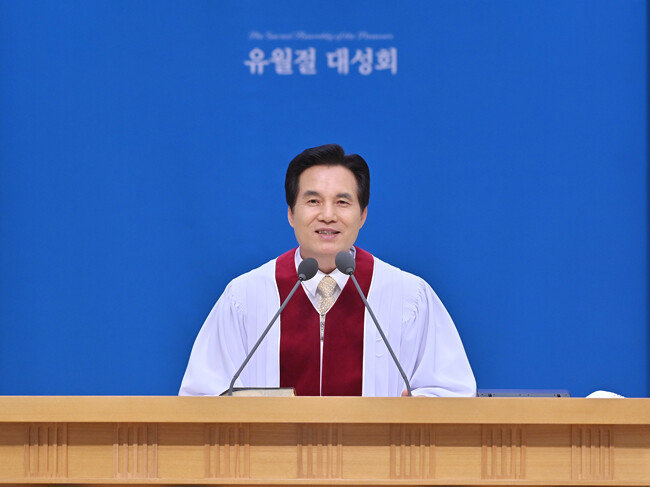 하나님의 교회 총회장인 김주철 목사가 유월절 대성회 기념 예배를 집전하고 있다. [하나님의 교회]