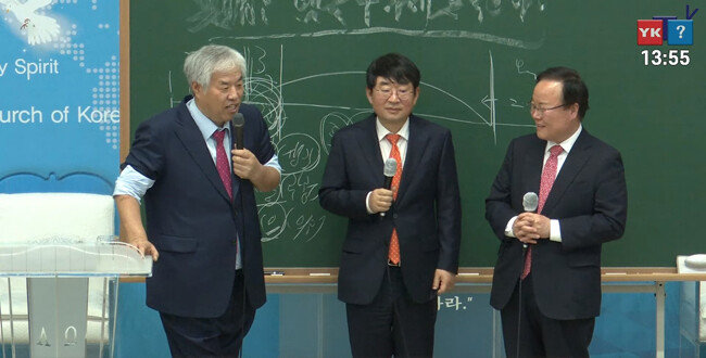 전광훈 사랑제일교회 목사(왼쪽) 예배에 참석한 김재원 국민의힘 최고위원(오른쪽). [유튜브 너알아TV]