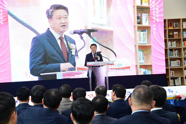 김학도 중소벤처진흥공단 이사장이 K-기업가센터 개소 1주년 기념식에서 인사말을 하고 있다. [진주시 제공]