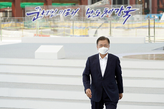 2021년 5월 13일 문재인 당시 대통령이 경기 평택시 삼성전자 평택단지 3라인 건설현장에서 열린 K-반도체 전략보고에서 모두발언을 마친 뒤 자리로 향하고 있다. [청와대사진기자단]