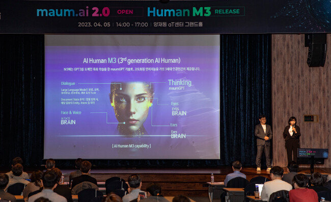 4월 5일 서울 서초구 양재동 aT센터 그랜드홀에서 열린 ‘maum.ai 2.0 오픈 및 휴먼 M3 공개’에서 손병희 마음AI 전무가 마음AI의 새로운 AI 휴먼 ‘M3’를 소개하고 있다. M3는 종전의 M1, M2에 비해 한층 고도화됐다. 거대 언어 모델이 탑재돼 대화 기능이 향상됐으며 한국어, 영어, 중국어, 일어 4개 국어가 가능하다. [박해윤 기자]