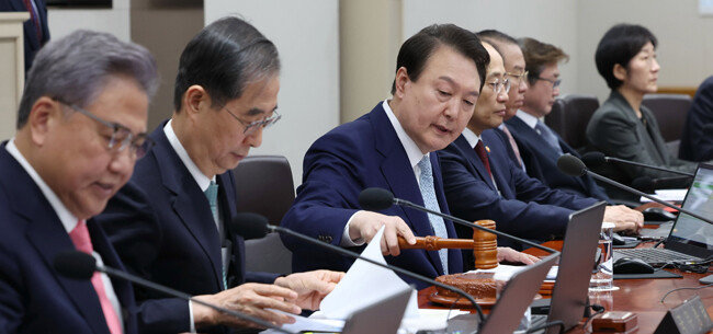 윤석열 대통령이 4월 4일 서울 용산 대통령실 청사에서 국무회의의 개회를 선언하고 있다. 윤 대통령은 이날 더불어민주당이 강행 처리한 양곡관리법 개정안에 대해 거부권을 행사했다. [대통령실사진기자단]