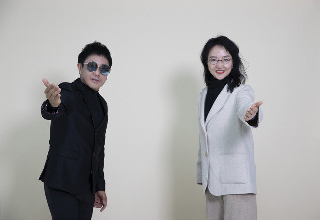 가수 허송(왼쪽)과 김지영 기자. [박해윤 기자] 