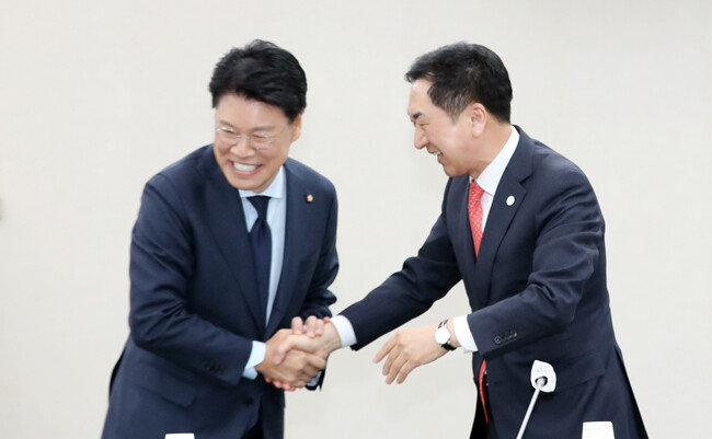 김기현 국민의힘 대표(오른쪽)가 3월 31일 부산 연제구 부산시의회에서 열린 ‘2030 부산세계박람회 유치를 위한 국민의힘·부산시 연석회의’에 참석해 장제원 의원과 인사하고 있다.[ 뉴시스]