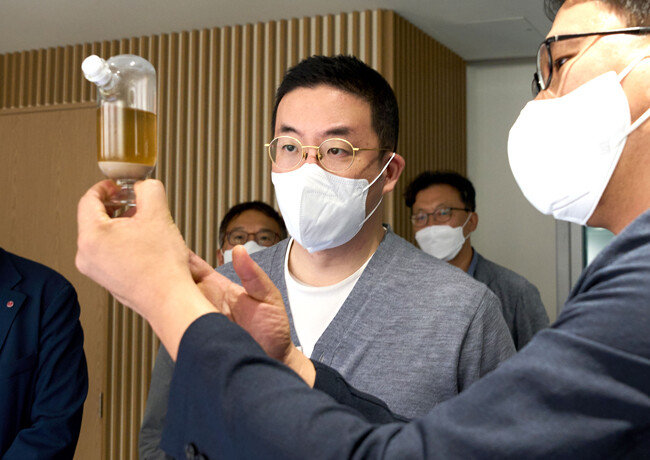 지난해 6월 28일 서울 마곡 LG사이언스파크에서 구광모 ㈜LG 대표가 친환경 바이오 원료에 대한 설명을 듣고 있다. [뉴스1]