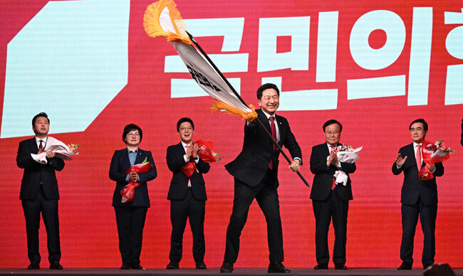 3월 8일 경기 고양시 킨텍스에서 열린 제3차 국민의힘 전당대회에서 김기현 신임 대표(왼쪽에서 네 번째)가 당기를 흔들고 있다. 이날 당선된 당 지도부는 모두 ‘친윤’ 인사로 구성됐다. 사진 속 인물은 왼쪽부터 순서대로 장예찬 청년 몫 최고위원, 조수진 최고위원, 김병민 최고위원, 김기현 대표, 김재원 최고위원, 태영호 최고위원. [뉴스1]