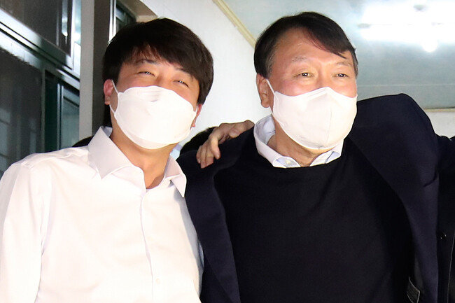 2021년 12월 3일 울산 울주군 한 식당에서 윤석열 당시 국민의힘 대선후보와 이준석 당시 국민의힘 대표가 ‘울산 회동’을 마친 뒤 어깨동무하고 있다. 김용태 전 국민의힘 최고위원은 “당시 다음 날 링거를 꽂은 사람이 여럿일 정도로 많이 마셔서 윤 대통령과 이 전 대표 간 앙금이 풀린 줄 알았는데 아니었다”고 말했다. [뉴스1]