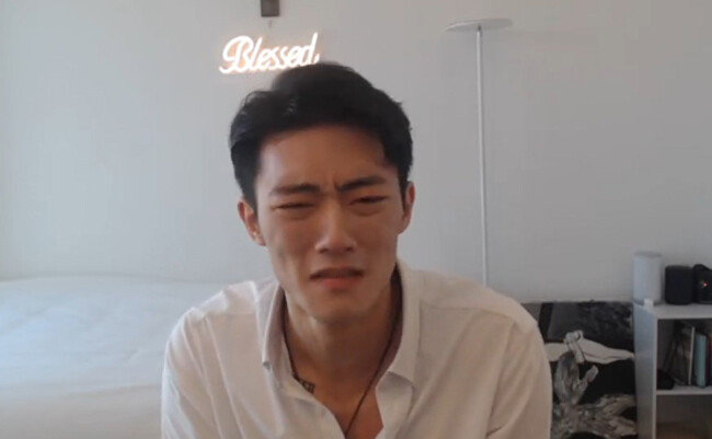 전두환 전 대통령의 손자 전우원 씨가 3월 17일 유튜브 라이브 방송에서 가족사를 폭로하며 사과하고 있다.[전우원 유튜브]