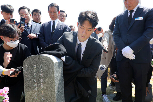 전우원 씨가 3월 31일 광주 5·18 묘역을 참배하고 있다. [뉴스1]