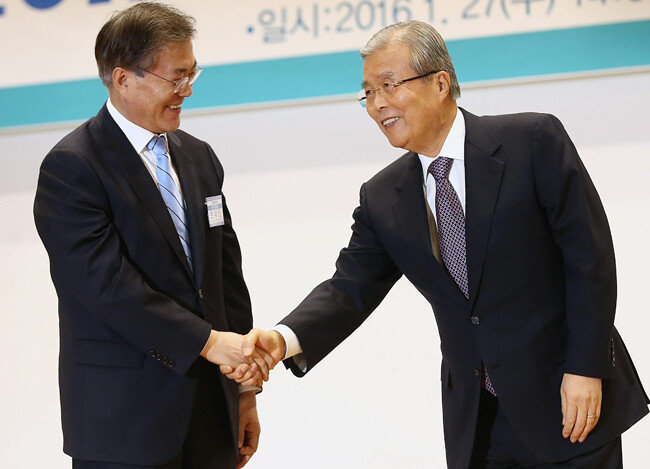 2016년 1월 27일 당시 문재인 전 더불어민주당 대표가 당 중앙위원회에서 김종인 비상대책위원장과 악수를 나누며 웃고 있다. [동아DB]