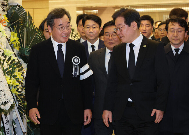 4월 9일 이낙연 전 더불어민주당 대표(왼쪽)가 장인인 김윤걸 전 교수의 빈소가 마련된 서울 강남구 삼성서울병원 장례식장을 찾은 이재명 민주당 대표를 배웅하고 있다. [사진공동취재단]