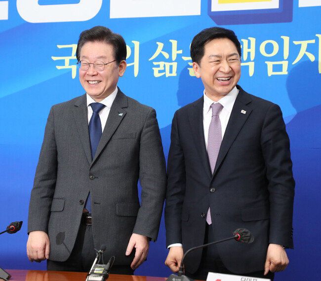 3월 15일 서울 여의도 국회 민주당 대표 회의실에서 이재명 더불어민주당 대표(왼쪽)와 김기현 국민의힘 대표가 만나 인사를 나누고 있다. [이훈구 동아일보 기자]