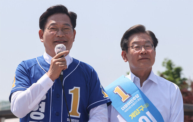 지난해 5월 재·보궐선거를 앞두고 경기 김포시 고촌읍 아라김포여객터미널 앞에서 기자회견 중인 더불어민주당 송영길 전 대표(왼쪽)와 이재명 대표. [동아DB]