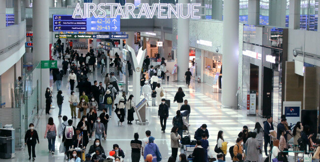 3월 20일 인천국제공항공사가 인천공항 면세사업권별 복수 사업자로 신세계DF, 호텔신라, 현대백화점면세점을 선정했다. 사진은 이날 인천국제공항 1터미널에 위치한 면세점 모습. [뉴스1]