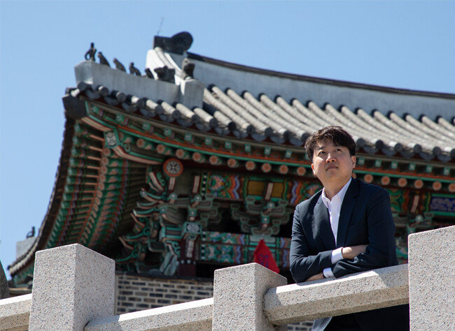 인터뷰를 마친 뒤 진주 촉석루 앞에서 포즈를 취한 이준석 전 국민의힘 대표. [조영철 기자]