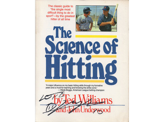 필자의 소장품 ‘더 사이언스 오브 히팅(The Science of Hitting)’. 저자 테드 윌리엄스 이름 위에 이대호의 사인이 있다. [황규인 기자]