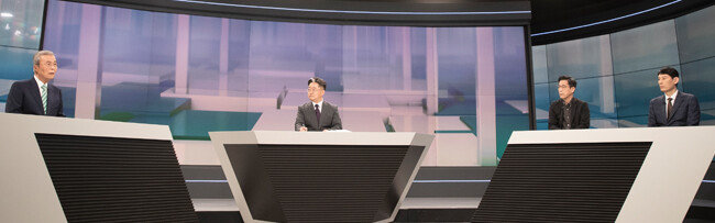 3월 30일 채널A 스튜디오에서 ‘신동아’ 유튜브 스페셜 대담이 진행되고 있다. 왼쪽부터 김종인 전 국민의힘 비상대책위원장, 구자홍 기자, 진중권 광운대 교수, 박성민 ‘민’ 대표. [지호영 기자]
