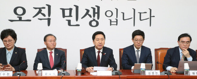 김기현 국민의힘 대표(가운데)가 4월 10일 국회에서 당 최고위원회의를 주재하며 “내년 총선과 관련해 ‘검사 공천’이라며 시중에 떠도는 괴담은 근거가 없다”며 “당대표인 제가 용인하지 않는다”고 말했다. [이훈구 동아일보 기자]