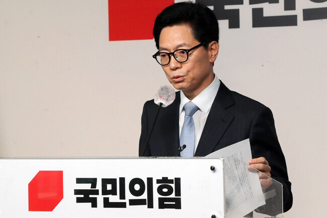 황정근 국민의힘 중앙당 윤리위원회 위원장이 1일 서울 여의도 국민의힘 중앙당사에서 윤리위 첫 회의를 마치고 브리핑을 하고 있다. [뉴스1]