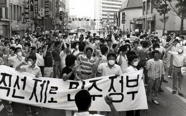 1987년 전두환 정부는 헌법 개정을 거부하며 ‘호헌’을 선언했다가 6월 민주항쟁에 직면했다. 당시 시민들이 대통령 직선제와 민주헌법 쟁취를 요구하며 행진하는 모습. [동아DB]