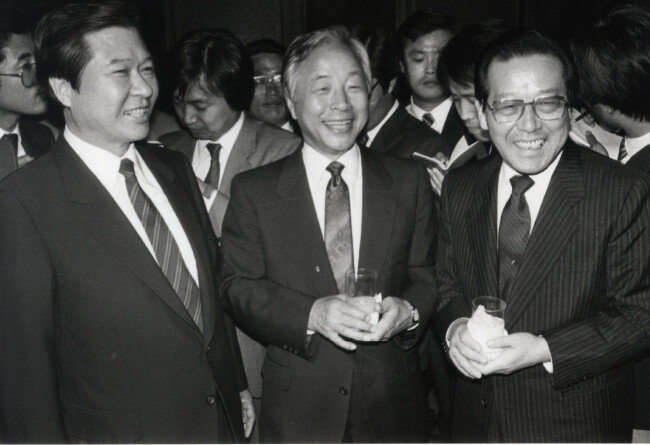 1980년 ‘서울의 봄’ 이후 7년 만에 제1회 인촌상 시상식 축하연에서 만난 김대중·김영삼·김종필 등 3김(왼쪽부터). [동아DB]