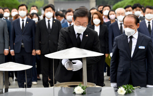 지난해 8·30 민주당 전당대회를 앞두고 이재명 당대표 후보가 7월 24일 광주 북구 운정동 국립5·18민주묘지에서 분향하고 있다. [뉴시스]