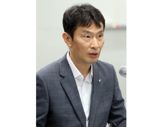 4월 18일 금융감독원 임원 회의에서 이복현 금융감독원 원장은 4월 12일 허위문자 사건에 대해 “시장교란 악성 루머는 즉각 조사해 차단에 총력을 기울일 것”이라고 말했다. 사진은 지난해 7월 8일 서울 마포구 저축은행중앙회에서 열린 간담회에서 이 원장이 발언하는 모습. [뉴스1]
