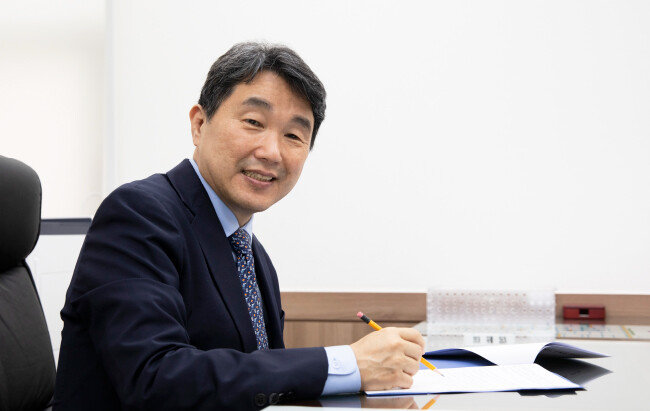 이주호 사회부총리는 ‘신동아’와 인터뷰하면서 “전공 간 벽을 허물지 않으면 교육 혁신은 없다”고 말했다. [박해윤 기자]