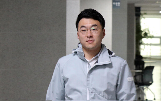 김남국 당시 더불어민주당 의원이 5월 14일 서울 여의도 국회 의원회관 사무실로 들어서고 있다. 이날 김 의원은 탈당을 선언했고 현재는 무소속 신분이다. [뉴시스]