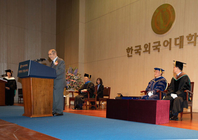 이수성 전 국무총리가 이케다 다이사쿠 회장의 명예철학박사 학위수여에 대한 축사를 하고 있다. [박해윤 기자]
