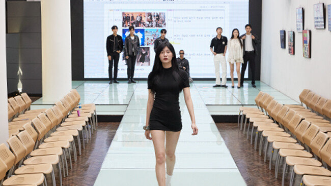 런웨이에서 실습하는 모델과 학생들. [홍중식 기자]