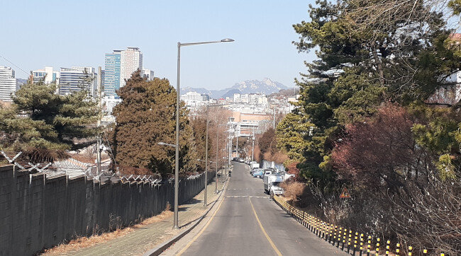 20번 게이트 앞에서 북쪽을 바라본 전경. 2022년 1월 1일 촬영한 것이다. 왼쪽이 용산 미군기지 캠프 코이너 담벼락이고 오른쪽은 옛 방위사업청(현재 국방홍보원과 국방부가 일부 사용)이다. 길 끝에 백악산(북악산)이 보인다. [김천수]