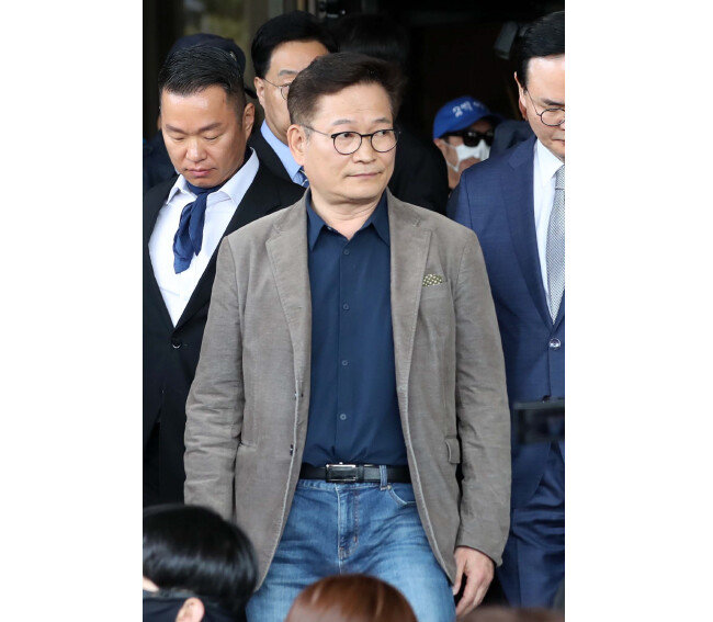 더불어민주당 전당대회 돈 봉투 살포 의혹의 핵심 인물인 송영길 전 민주당 대표가 5월 2일 서울 서초구 서울중앙지검에 자진 출석했으나 출입을 거부당해 조사가 무산된 뒤 지검 청사를 나서고 있다. [뉴시스]