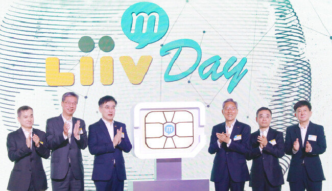 2019년 10월 28일 서울 중구 반얀트리 클럽 앤 스파 서울에서 열린 KB국민은행 알뜰폰 브랜드 ‘리브엠(Liiv M)’ 출시 행사에서 윤종규 KB금융지주 회장(오른쪽에서 세 번째)이 박수치고 있다. [KB금융그룹]