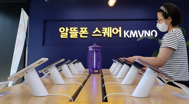 고물가·고금리 시대가 도래하면서 통신비 절약을 위해 알뜰폰을 이용하는 소비자가 빠르게 늘고 있다. 사진은 지난해 6월 21일 서울 서대문구에 위치한 알뜰폰 스퀘어 매장 모습. [뉴스1]