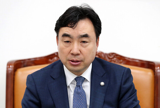 4월 11일 서울 여의도 국회에서 윤관석 당시 더불어민주당(현 무소속) 의원이 언론과 인터뷰하고 있다. [동아DB]