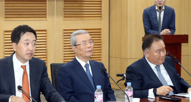 4월 18일 금태섭 전 의원(왼쪽)이 주최한 ‘성찰과 모색 포럼’ 토론회 좌장을 맡은 김종인 전 국민의힘 비상대책위원장(가운데)과 이상민 민주당 의원. [뉴스1]