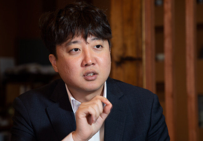4월 9일 경남 진주시에서 ‘신동아’와 인터뷰 중인 이준석 전 국민의힘 대표. [조영철 기자]