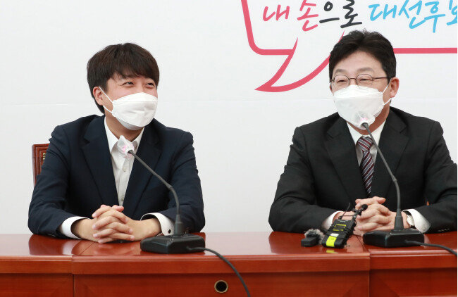 2021년 9월 17일 당시 유승민 국민의힘 대선 경선 후보(오른쪽)가 서울 여의도 국회에서 이준석 당대표를 면담하며 인사말을 하고 있다. [사진공동취재단]